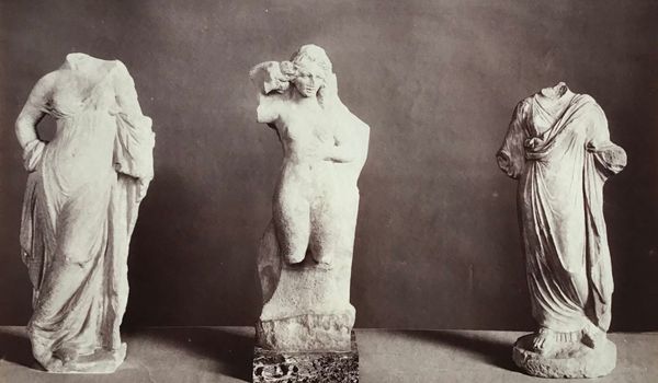 Productafbeelding Braun. Amphipolis, Sirène et femme drapée.
