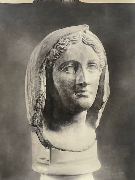 Product image Braun. Tête de femme voilée.