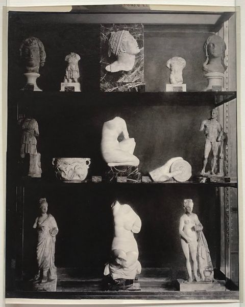 Image du produit Braun. Vitrine de la salle du héros combattant.