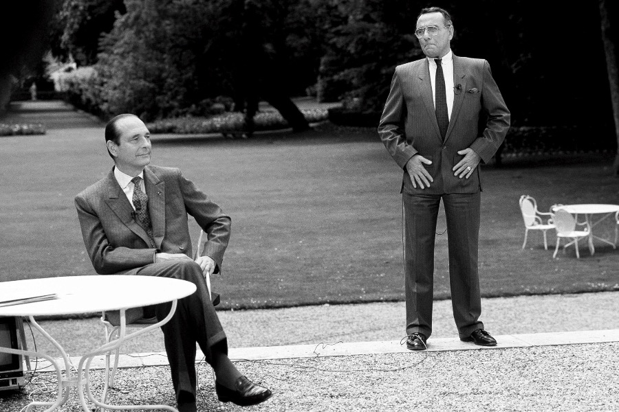 Product image Jacques Chirac avec Yves Mourousi pour le journal du 13h, dans les jardins de Matignon, Paris, 1987