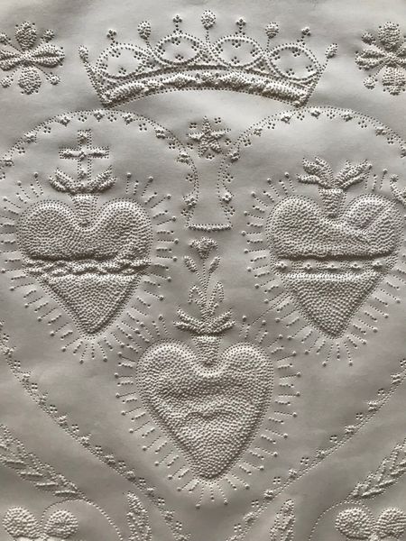 Productafbeelding Les trois coeurs brûlants d’amour. Papier au motif piqué.