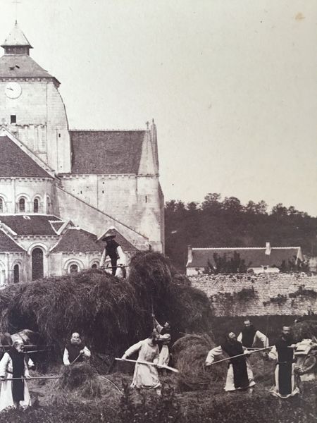 Product image Moines au travail des champs. Abbaye de Fontgombault.
